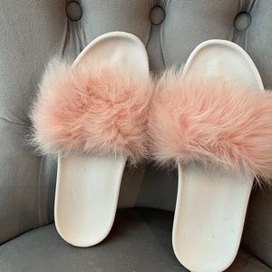 UGG ROYALE BABY PINK SLIPPERS/SLIDES